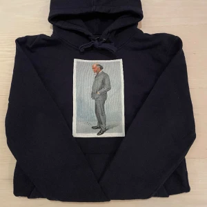 Marinblå Huddie - Säljer denna blå huddie från the cool elephant🐘Säljer pågrund av att jag alldrog använder längre. Tröjan är i bra skick och endast använd några få gånger! Köpte för 600kr säljer för 100kr🙈🩷