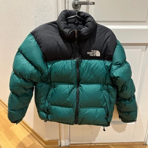 The North Face Nuptse - Tjena, säljer min gamla vinterjacka. Storlek M, bra skick, inga slitage.