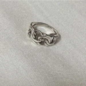 Silver ring guldfynd  - Säljer min ring från guldfynd i äkta silver finns inga defekter på den är som nyskick🥰 