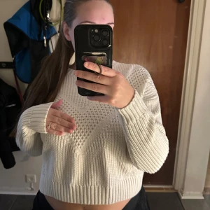 Stickad tröja  - Stickad tröja från Hm i storlek S, använd några gånger men är absolut i jättefint skick. Pris kan diskuteras💕