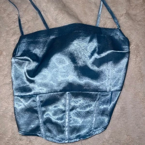 Ljusblå topp - Väldigt fin ljusblå topp! Använd en gång! Pris kan diskuteras.🥰🎀