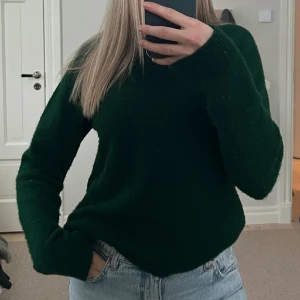 Grön stickad tröja  - Supermysigt grön stickad tröja från Stradivarius i storlek S. Lite nopprig på framsidan, men inget man tänker på förutom på nära håll. 