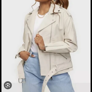 Skinnjacka  - Beige skinnjacka från missguided. Använd fåtal gånger