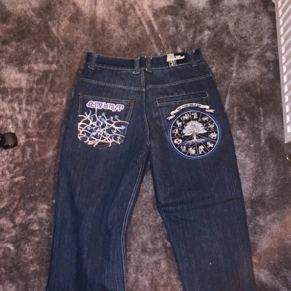 Ett par feta baggy jeans med coolt broderi på bakfickorna.. Jeans & Byxor.