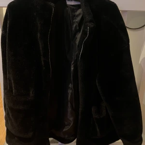 Jacka - Säljer denna fluffjacka som jag köpt från NAKD för 599kr. I storlek M. 👍🏼❤️