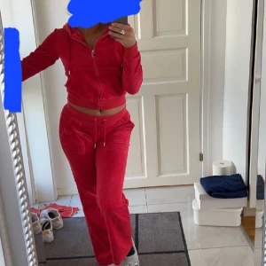 Juicy couture röd - D3n är i bra form inget förstört exakt som jag köpte den men den blev för liten på mig så valde sälja den.