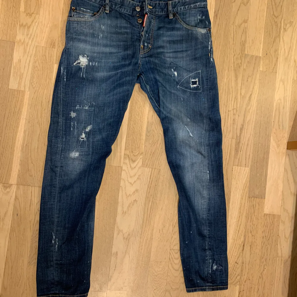 Tja, säljer ett par dsquared2 jeans. Modellen är ’sexy twist jean’. Storlek 50 i fint skick. Jeans & Byxor.