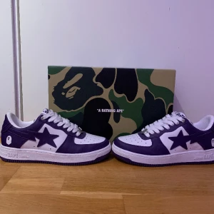 Bapesta White X Purple - Hej! Säljer mina bapesta eftersom att de har inte kommit till användning. De är köpta på bapestore i london, kvitto finns. Dustbag,låda och stickers följer med. Pris kan sänkas vid snabbaffär.
