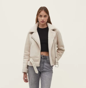 Teddyjacka  - Öppnad men oanvänd jacka  Storlek: xs  Originalpris: 799