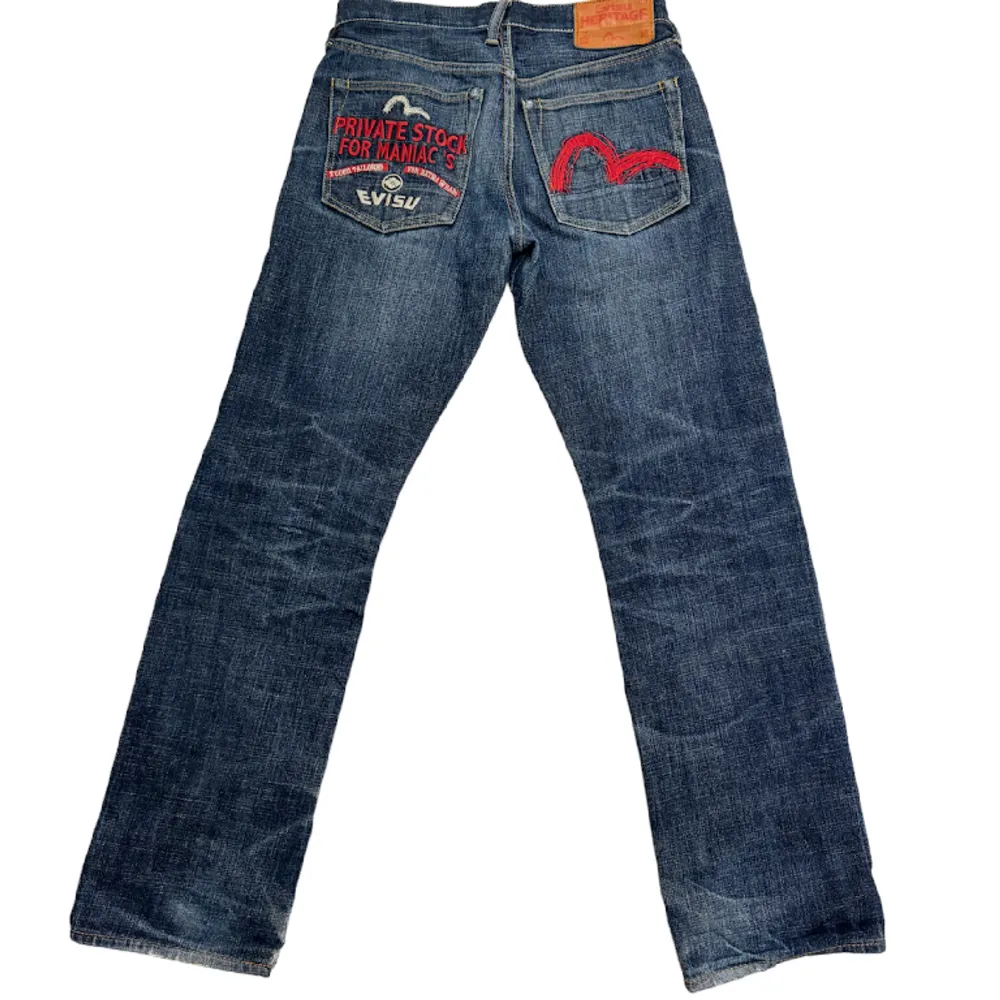 Lågmidjade straight leg EVISU jeans.  Köpta här på plick. Midja: 80cm (damstorlek) Mått går att få. Pris: 1000  BUDA eller KÖP NU.. Jeans & Byxor.