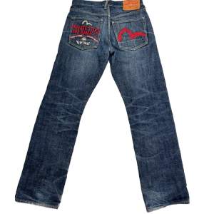 Lågmidjade straight leg EVISU jeans.  Köpta här på plick. Midja: 80cm (damstorlek) Mått går att få. Pris: 1000  BUDA eller KÖP NU.