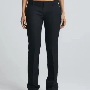 kostymbyxor  - säljer mina lågmidjade kostymbyxor från H&M. De är som de från bikbok bara i annat material, med tygigt💕