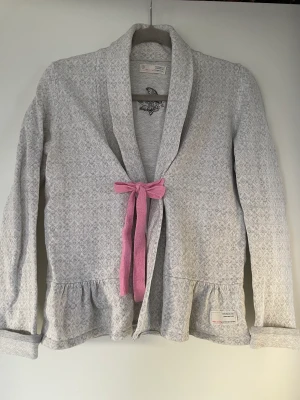 Odd Molly 654 size 3 - Odd Molly 654, size 3. Som en M. Ljusgrå och rosa. Nypris: ca 2000kr.