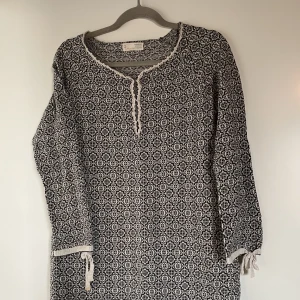 Odd Molly 758 size 2 - Odd Molly 758, klänning / tunika. Size 2. Passar S/M Går att knyta åt bak i midjan. Svart och vit.  Nypris: över 2500