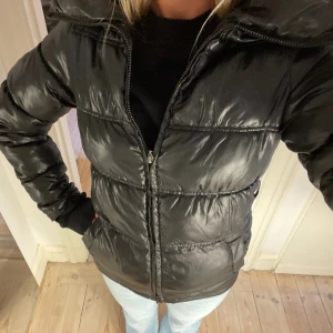 Svart dunjacka ☺️☺️ - Storlek S