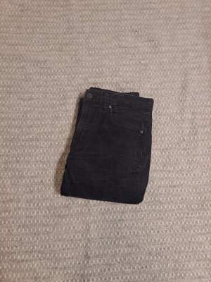 Lager 157 svarta jeans i storlek 32, nya. Original pris 350. Frakt kostnad 60kr