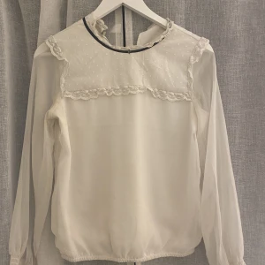 Vit blus - Jättefin blus som jag ej får andvändning av längre. Satt en rosett längst fram på kragen innan som jag tagit bort 