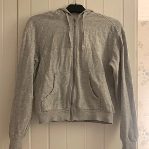 Grå hoodie  - Grå hoodie från Cubus, köpt här på Plick. +frakt