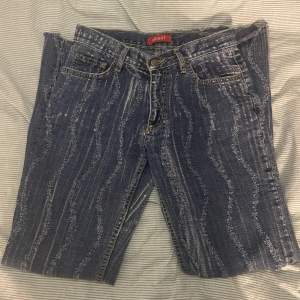 Unika lågmidjade bottcut jeans. Innerbenslängden är 75cm och midjan är 35cm tvärs över