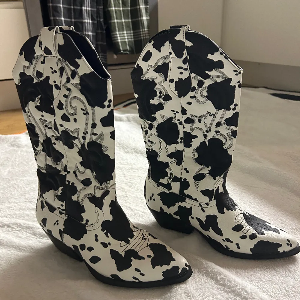 Ett par fantastiska boots i komönster! 🐄 Jag absolut älskar skorna och har flera par men köpte just dessa i fel storlek så de är därför aldrig använda 🥰. Skor.