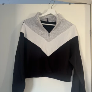 Tröja🤍🖤 - Mysig tröja, perfekt till vintern och kan enkelt stylas upp. Har använt den några gånger men den är i bra skick. Den är i storlek L men skulle själv säga m/s