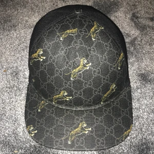 Gucci tiger keps - Köptes från butik när det släpptes, Skick 9/10. Den är väldigt ovanlig och släpptes bara 1 gång och aldrig kommit tillbaka.
