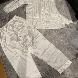 Pyjamas set  - Använt pyjamasset. I smutsvit färg. Tror att storleken är runt L. Långbyxor med tillhörande långärmad tröja. Säljer pga stor garderobrensning. Kika gärna på mina andra annonser, säljer mycket. Samfraktar gärna:)