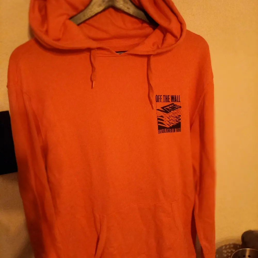 Finns i Söderhamn eller skickas och köparen står för frakten. Färgen är mer röd på bilden. Skriv så skickar jag fler bilder!. Hoodies.