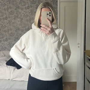 Hoodie - Ben-vit hoodie från bikbok