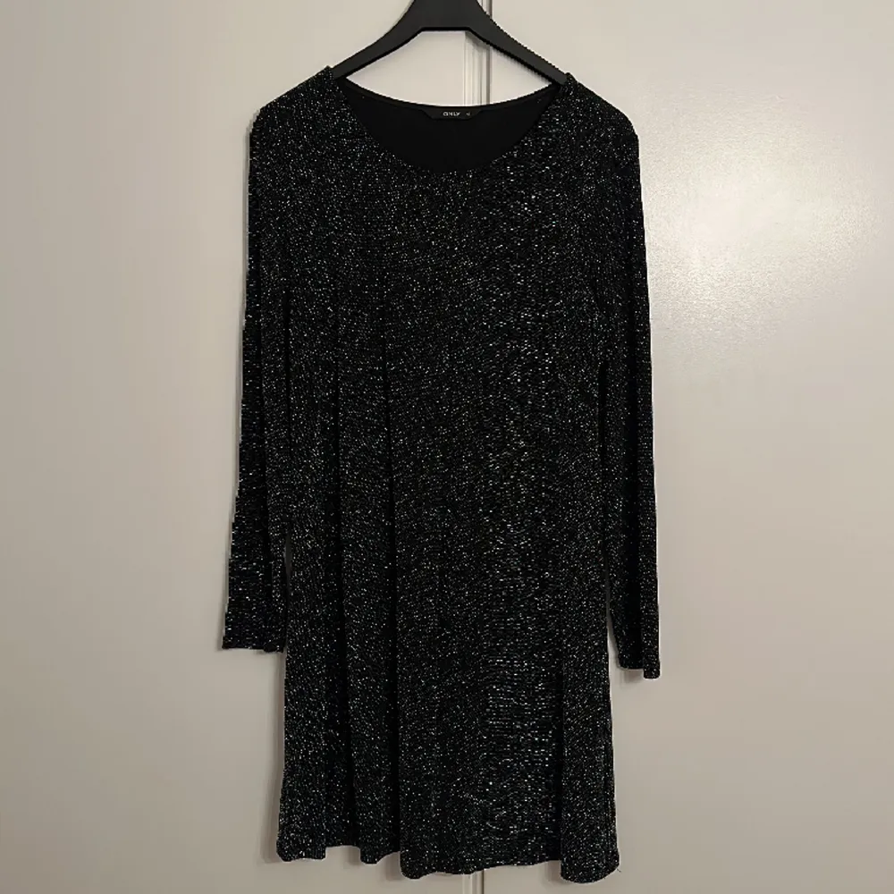 Glitter klänning som ny använd i tre timmar . Mekot.