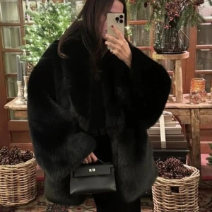 Svart pälsjacka  - Svart trendig pälsjacka. Strl L (så blir oversized på någon som är S/M). 