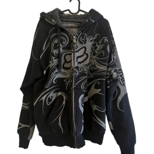 Fox racing hoodie - Så snygg och varm oversize hoodie från märket Fox racing! Fodrad och i välskapligt skick. Förutom vid slutet av ärmarna där den är mer sliten (därav lägre pris😊) Passar som m/l Kontaka mig vid fler frågor!💖