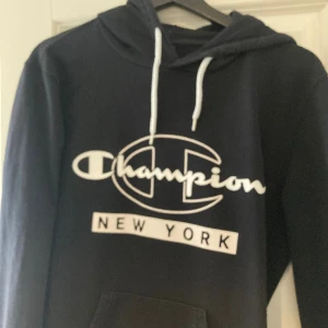 Svart Champion hoddie  - Svart Champions hoddie använd ett fåtal gånger strl S skick 9/10