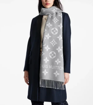 Louis Vuitton halsduk  - Sparsamt använd halsduk, supersnygg men blir inte använd utav mig tyvärr.  Kommer i din låda med allt samt kvitto . Priset ligger på ca 5900 på webben nu, jag släpper min för 5000 eller bud . 