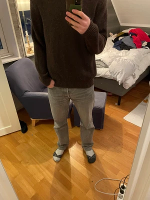 No7 - Brunn stickad tröja