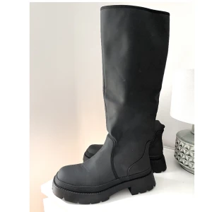 Svarta stövlar  - Svarta knähöga stövlar inköpa second hand. Knappt använda. 42cm höga från där man har fotsulan.  Går upp till precis under knäna på mig som är 171cm.