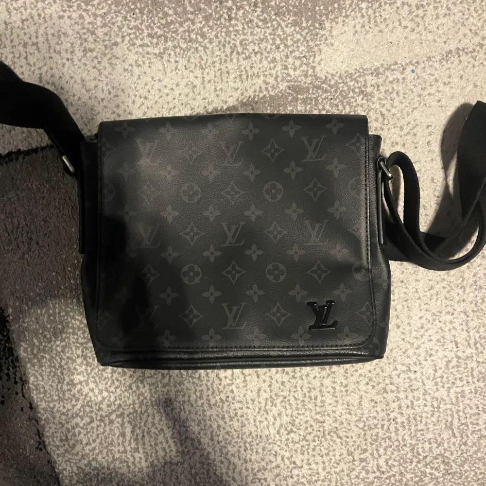 Louis Vuitton väska . Väskor.
