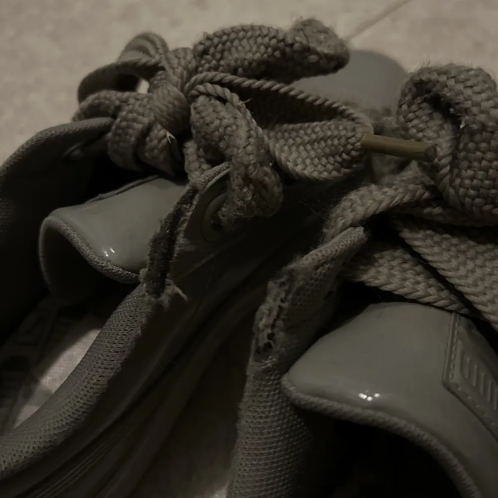 Ett par söta gröna puma skor. Inte så använda men har en defekt som man kan se på bild. Pris kan diskuteras🩷. Skor.