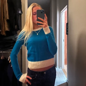 Kashmir tröja - Säljer denna jätte fina Kashmir tröja💙Den är i väldigt bra skick och har inga slitningar alls! Säljer pågrund av att den inte har kommit till så mycket användning. Tröjan kommer från fromfuture! Nypris 1750kr🙏🏼 100% Kashmir 