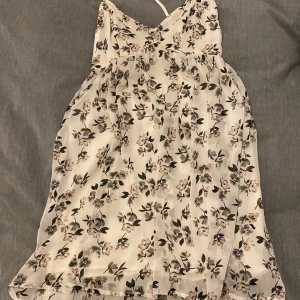 Hollister Sommarklänning S - Superfin blommig sommarklänning från hollister med fin detalj på ryggen. 