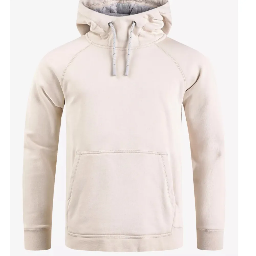Oanvänd hoodie från Pelle P  Herr modell storlek M  Nypris 1300  https://www.pellepetterson.com/sv-se/artikel/rys-snug-hoodie?attr1_id=462. Hoodies.