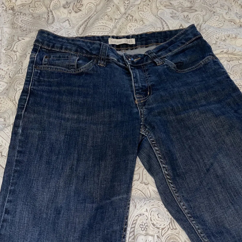 Lågmidjade jeans i bootcut modell 💖Jag säljer fler liknande jeans, kolla gärna in min profil 🪩🤟🏼. Jeans & Byxor.