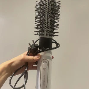 Hårfön  - Hårfön från Remington som funkar perfekt. 