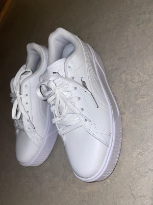 Puma karmen sneakers - Puma skor i storlek 39. Använda Max 3 gånger   Nypris 900kr Mitt pris 400kr