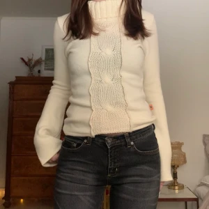 Vintage polotröja - Stickad tröja med polo, utsvängda ärmar och virkad detalj framtill! Från okänt märke 🖤