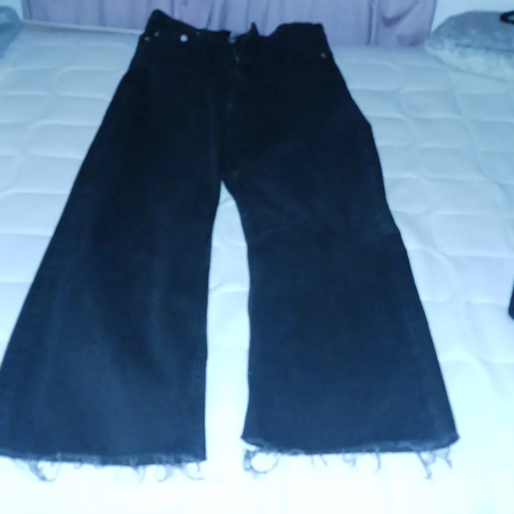Dålig bild går att få bättre   Svarta jeans använda få gånger . Jeans & Byxor.