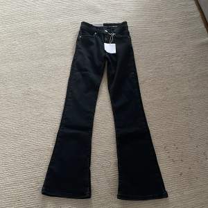 Säljer dessa helt nya så fina bootcut jeans från bikbok🫶🫶💞💞