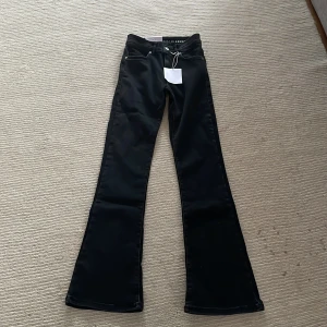 Nya bootcut jeans🫶🫶 - Säljer dessa helt nya så fina bootcut jeans från bikbok🫶🫶💞💞