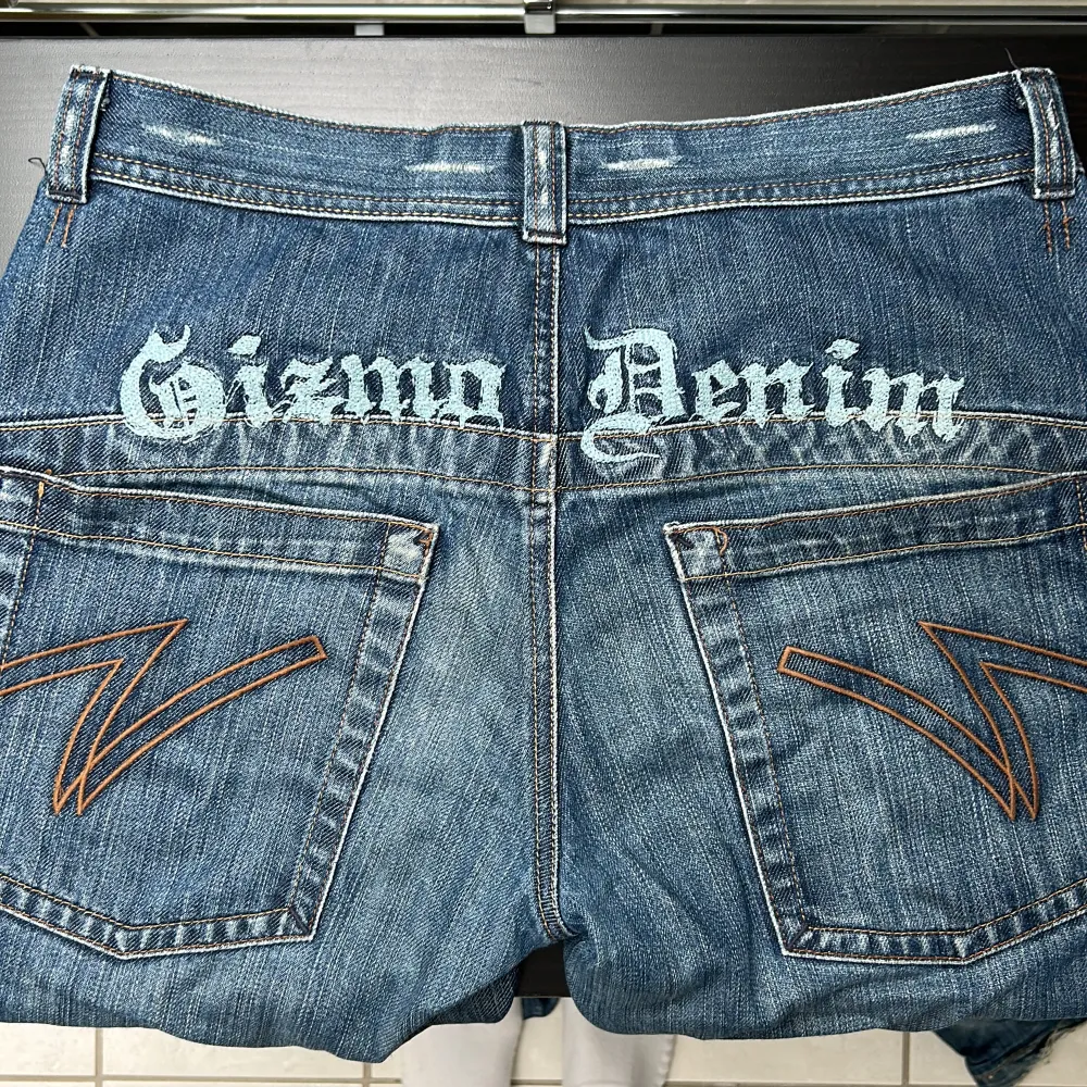 Hej! Jag säljer nu mina så snygga mörkblå lågmidjade jeans. De har tryck bak där de står ”Gizmo Denim”. Gizmo denim är även märket. De är i storlek 170 men passar mig som vanligtvis har XS eller S. Skriv vid fler frågor💗. Jeans & Byxor.
