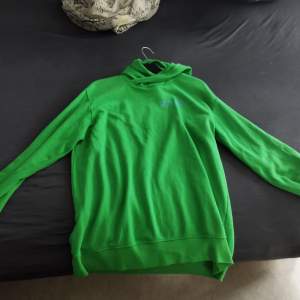 Säljer grön hoodie